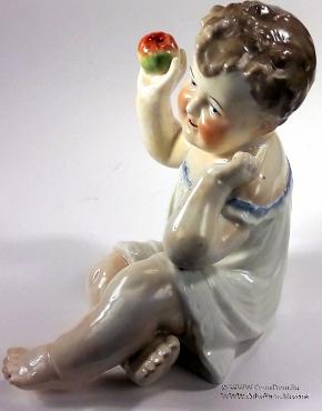 Девочка с яблоком