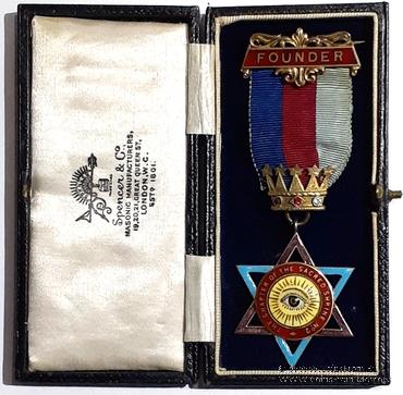 Знак Основателя Капитула.