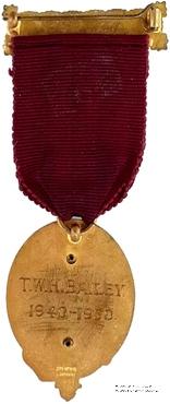 Знак 100-летие благотворительного фонда.