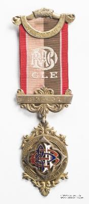 Знак за оказанные услуги в качестве секретаря.