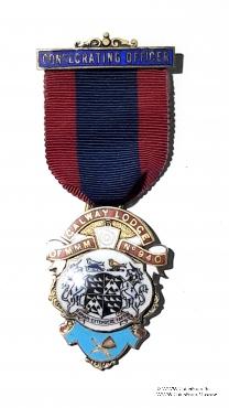 Знак CONSECRATING OFFICER – освящающий офицер.