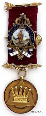 Масонский знак Первого принципала капитула Королевской арки Most Excellent Zerubbabel (Знак Наилучшего Заровавеля).