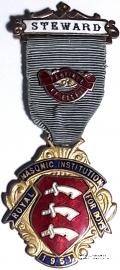 Знак STEWARD ROYAL MASONIC INSTITUTION FOR BOYS. – Королевский Масонский благотворительный институт для мальчиков.