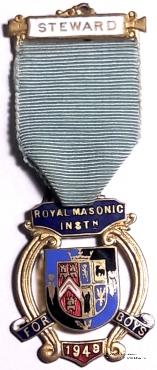 Знак STEWARD ROYAL MASONIC INSTITUTION FOR BOYS. – Королевский Масонский институт для мальчиков.
