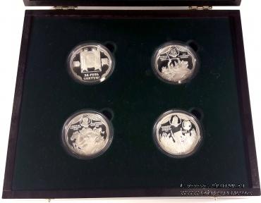 Коллекция юбилейных медалей.