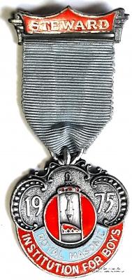 Знак RMIB 1975. STEWARD ROYAL MASONIC INSTITUTION FOR BOYS.  – Королевский Масонский институт для мальчиков.
