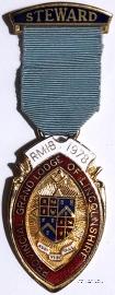 Знак RMIB 1978. STEWARD ROYAL MASONIC INSTITUTION FOR BOYS.  – Королевский Масонский институт для мальчиков.