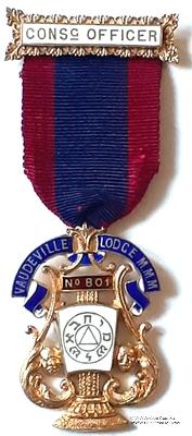 Знак CONSECRATING OFFICER – освящающий офицер.