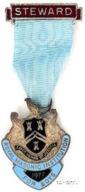 Знак RMIB 1977. STEWARD ROYAL MASONIC INSTITUTION FOR BOYS.  – Королевский Масонский институт для мальчиков.